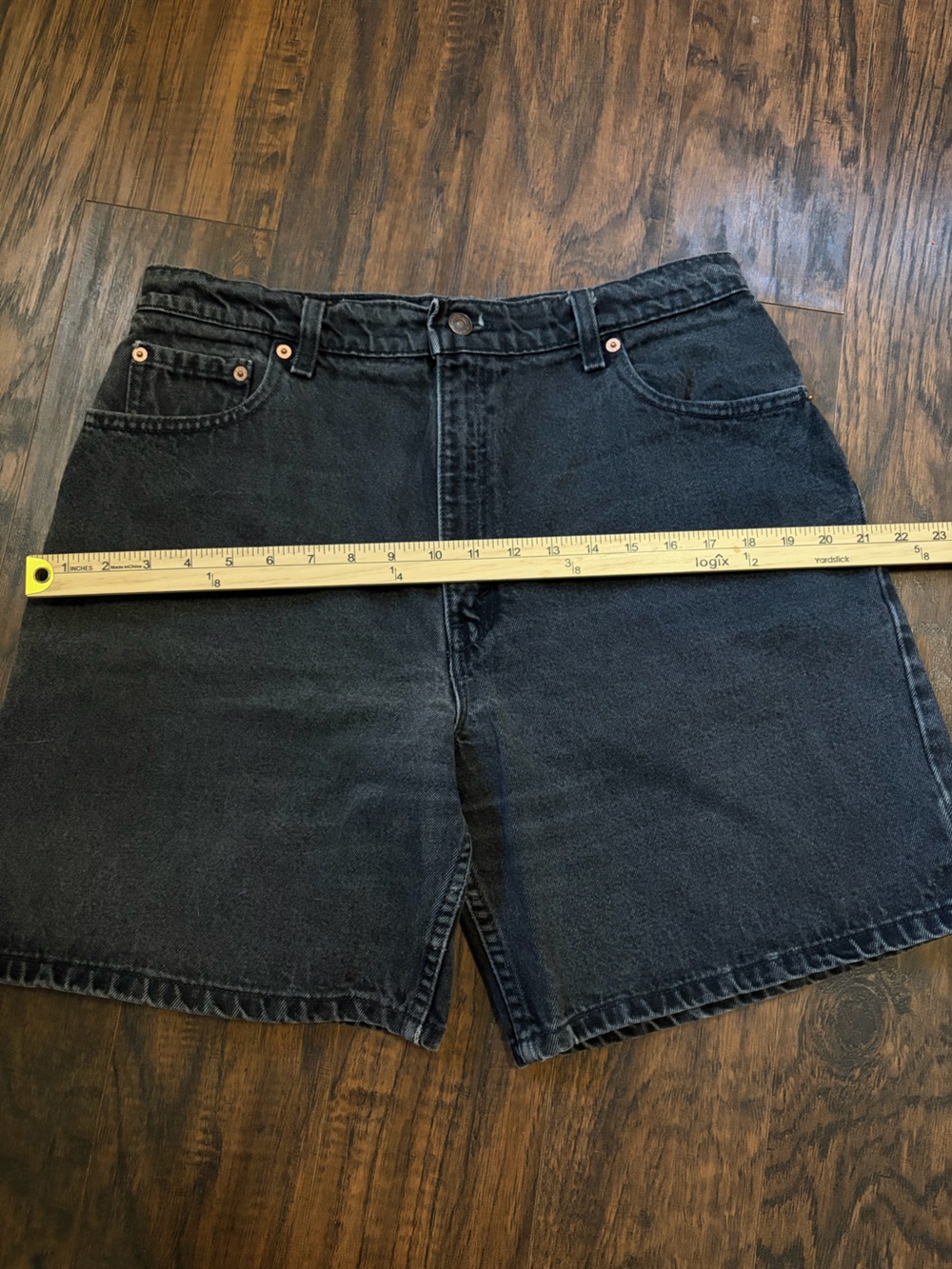 Vintage 1995 Levi’s 551 Relaxed Fit Worn Black 7” Inseam Denim Shorts - Picture 8 of 12